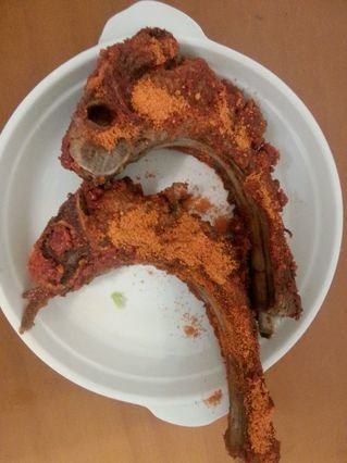 5、烤出来的美味——奥尔良香烤排骨,5.出锅，沥干水，均匀的涂抹上烤肉粉，放入冰箱半天。