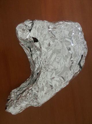 6、烤出来的美味——奥尔良香烤排骨,6.用锡箔纸把排骨包裹上。