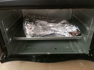 7、烤出来的美味——奥尔良香烤排骨,7.放入烤箱，180度温度，烤30分钟。