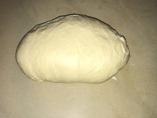 2、简单方便家庭自制小油条,揉好之后的面团放在刷了油的盆子里，放冰箱冷藏8小时以上，松弛面筋。可以晚上做好，第二天早上炸，很方便的。第二天轻轻拿出面团，不要揉。