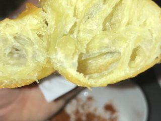 5、简单方便家庭自制小油条,最重要的来了！油条可以拉长一点下锅，下锅之后一定要迅速马上不停翻转，这样才能快速膨胀开。我试过下锅之后没有翻动，最后膨胀度都不好。一定要一下锅开始不停翻动，直到油条膨胀起来。炸到金黄色就可以出锅啦。