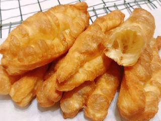 6、简单方便家庭自制小油条,苏打粉不可以放多了，否则面团会起小黑点哦。