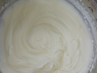 2、家庭式冰淇淋,奶油加20克糖打发至有纹路状态，然后加入香草精(这边你们可以加入香草夹，一般自己吃，用香草夹比较好，因为我没有所以用香草精代替，你们也可以不加，不影响口感的)，放冰箱备用