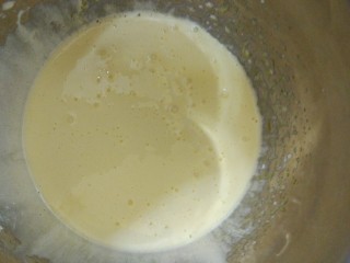 3、家庭式冰淇淋,蛋黄加10克糖打发至发白，备用