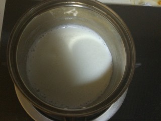 4、家庭式冰淇淋,牛奶放电磁炉上加热到周围有小泡冒出要沸腾的状态离火