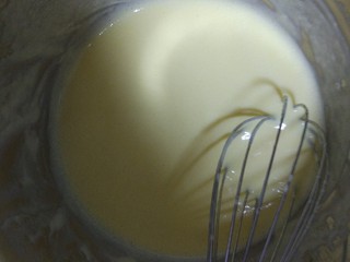 5、家庭式冰淇淋,第四步，把刚刚离火的牛奶一点点加入蛋黄中(备注：牛奶一开始先加一点就好，边加边搅拌蛋黄，这是给牛奶适应的过程，然后边加边快速搅拌，防止蛋黄被烫成蛋花)