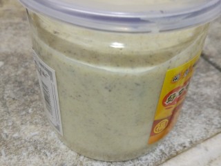 7、家庭式冰淇淋,最后一步把蛋黄液放凉之后加入第一步打发好的奶油当中，搅拌均匀就可以了(喜欢吃水果的可以在这最后一步加水果，不过加水果的建议要赶紧吃掉不能放久，不然影响口感，我在这边加入了奥利奥饼干碎，喜欢的宝宝也可以跟我一样加入一些饼干碎什么的，然后装瓶子就可以了，我这边用的是宝宝的零食罐，连瓶子钱都省了)放入冰箱冷冻一下就OK了