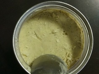 8、家庭式冰淇淋,冻过冰箱拿来的样子，没放平有点不好看，不过口感不错的