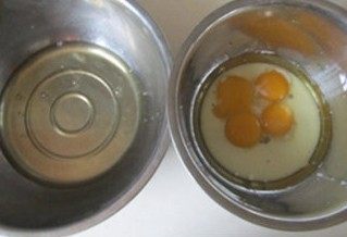 1、爆红的甜品---盆栽芝士蛋糕,将蛋黄和蛋清分别打入两个容器中，要保证蛋清盆中无水无油，蛋黄的盆中加入牛奶、油、盐和糖;