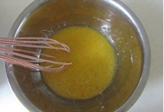 2、爆红的甜品---盆栽芝士蛋糕,将蛋黄混合液搅拌均匀; 