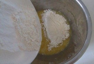 3、爆红的甜品---盆栽芝士蛋糕, 再加入过了筛的低筋面粉;