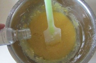 4、爆红的甜品---盆栽芝士蛋糕,加入几滴香草精；