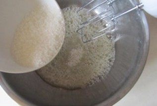 6、爆红的甜品---盆栽芝士蛋糕,将蛋清打起搅拌后加入另外60克糖的三分之一;  分三次加入糖，打发蛋白;