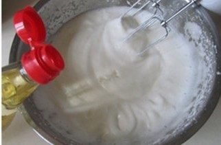 7、爆红的甜品---盆栽芝士蛋糕,加入几滴白醋，继续打发蛋白；
