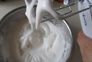 8、爆红的甜品---盆栽芝士蛋糕,直到打发好的蛋清能竖立起小三角；