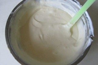 11、爆红的甜品---盆栽芝士蛋糕,将它们搅拌均匀;