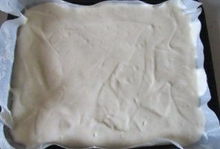 12、爆红的甜品---盆栽芝士蛋糕,倒入烤盘中抹平, 放入烤箱前先振动两下: 