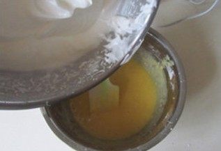 9、爆红的甜品---盆栽芝士蛋糕,将打发好的蛋清的三分之一倒入混合好的蛋黄液中，将它们搅拌均匀; 