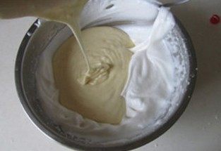 10、爆红的甜品---盆栽芝士蛋糕,将搅拌好的液体再倒入剩余的三分之二蛋清中; 