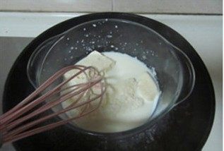 17、爆红的甜品---盆栽芝士蛋糕,牛奶和奶油奶酪隔水融化， 不停的搅拌；