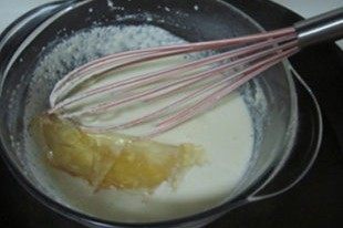 18、爆红的甜品---盆栽芝士蛋糕,完全融化后将挤干水分的吉利丁片放入里面， 不停的搅拌直至完全融化；