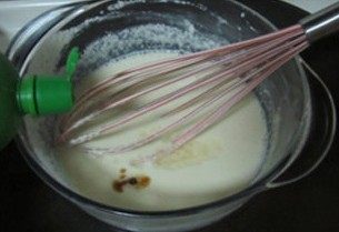 19、爆红的甜品---盆栽芝士蛋糕,加入几滴柠檬汁， 搅拌均匀， 拿出来放凉备用；