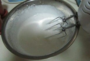 20、爆红的甜品---盆栽芝士蛋糕,动物性奶油打发到七、八分， 半凝固状态；