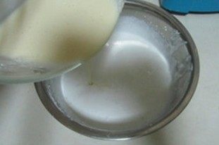 21、爆红的甜品---盆栽芝士蛋糕,将奶油奶酪的混合液倒入打发的奶油中， 搅拌均匀备用；