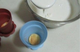 22、爆红的甜品---盆栽芝士蛋糕,将蛋糕片垫入盆栽盆中，再倒入些混合液，再垫入蛋糕片， 再铺上奶酪液，直至到花盆口；