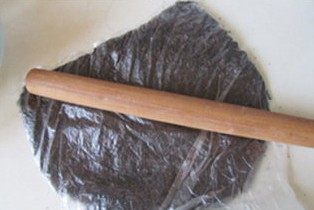 23、爆红的甜品---盆栽芝士蛋糕,将奥利奥饼干去除中心馅，放入保鲜袋中用擀面杖擀碎粒；