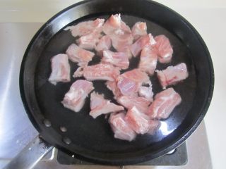 3、木耳鹌鹑蛋烧排骨,排骨放入冷水锅中焯水：