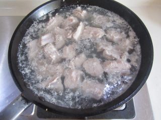 4、木耳鹌鹑蛋烧排骨,煮出浮沫后捞出备用；