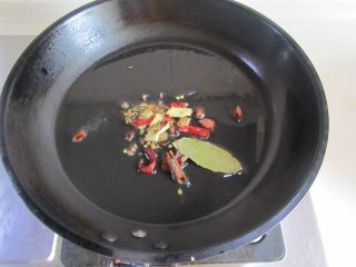 5、木耳鹌鹑蛋烧排骨,热锅凉油， 放入姜片和大料进去煸炒；