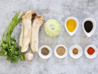 1、孜然杏鲍菇,准备好所需食材