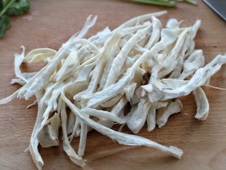2、孜然杏鲍菇,杏鲍菇洗净擦干表面水分，顺着生长方向用手撕成细条状，不要用刀切，味道真的不一样