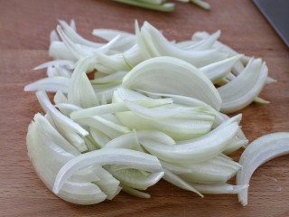 3、孜然杏鲍菇,洋葱切丝