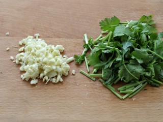 4、孜然杏鲍菇,大蒜剁成蒜末、香菜切小段