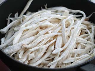 5、孜然杏鲍菇,锅中无需倒油，放入杏鲍菇小火煸炒