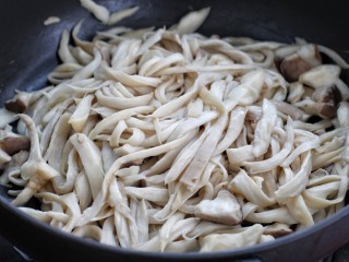6、孜然杏鲍菇,杏鲍菇会先变软，然后出水，水分煸干盛出即可