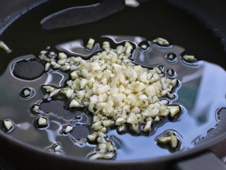 7、孜然杏鲍菇,另起锅倒入食用油炒香蒜末