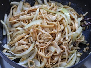 9、孜然杏鲍菇,倒入煸好的杏鲍菇翻炒均匀，调入生抽、老抽和盐炒至杏鲍菇上色