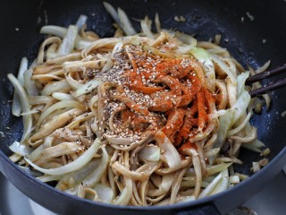 10、孜然杏鲍菇,再把芝麻、孜然、辣椒粉和十三香一起放入锅中