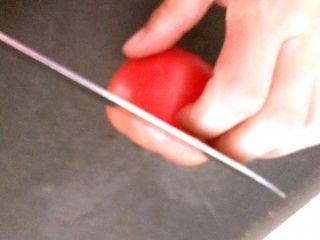 3、颜值爆表的  松仁玉米番茄盅,番茄在底部网上1㎝左右出切开