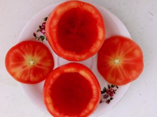 5、颜值爆表的  松仁玉米番茄盅,番茄盅做好了，放在微波炉中加热1分钟