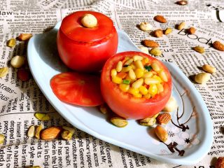 12、颜值爆表的  松仁玉米番茄盅,把炒好的松仁玉米填入番茄中