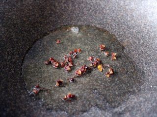 6、绿色美食+酱爆菜花,锅中加入花生油烧至六成热时加入花椒炸出香味后