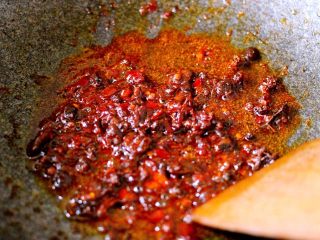 9、绿色美食+酱爆菜花,小火慢慢煸炒出香味和红油