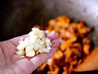 12、绿色美食+酱爆菜花,加入切碎的蒜末