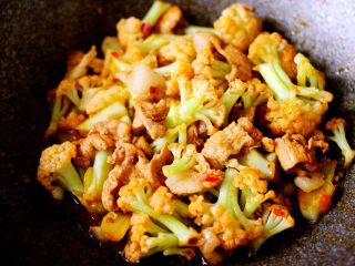 17、绿色美食+酱爆菜花,酱香浓郁的菜花就做好了