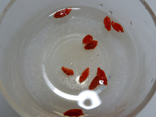 3、干贝枸杞鸡脚汤,枸杞清洗干净